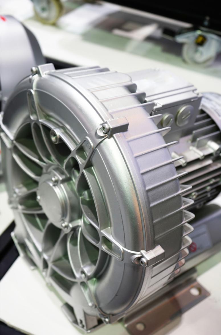 Raccord et composant métallique d'une pompe ou d'un moteur industriel, avec des ailettes de refroidissement visibles, utilisé pour des applications techniques.