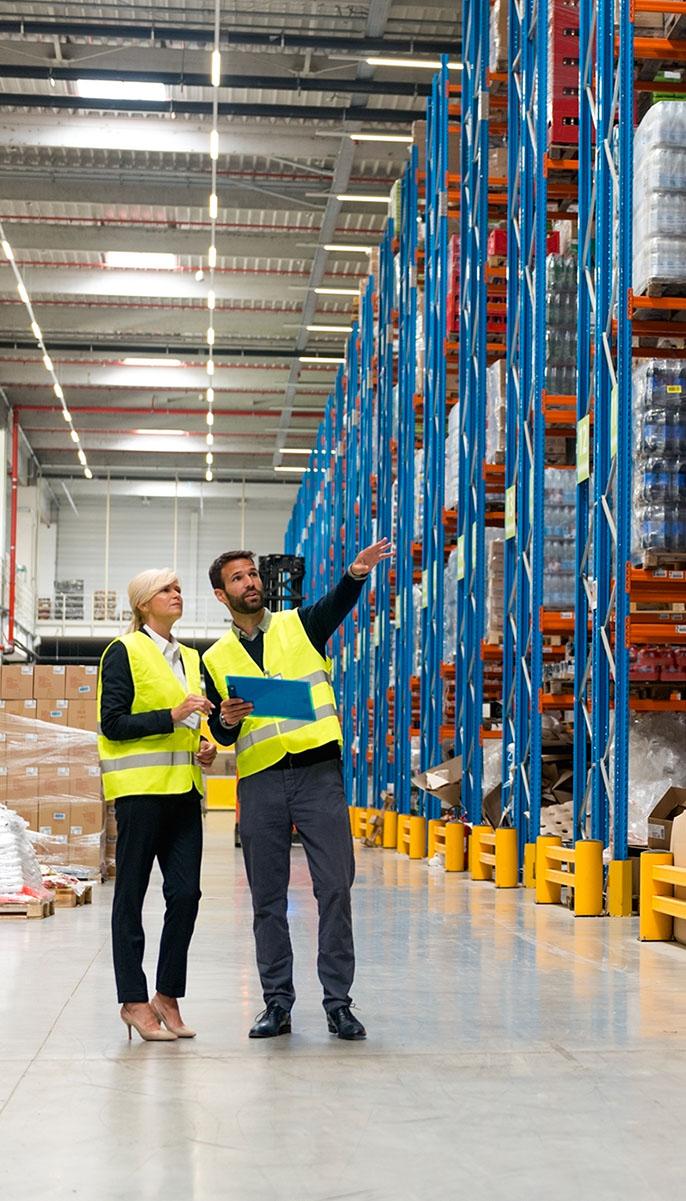 Experts inspectant un entrepôt de stockage industriel